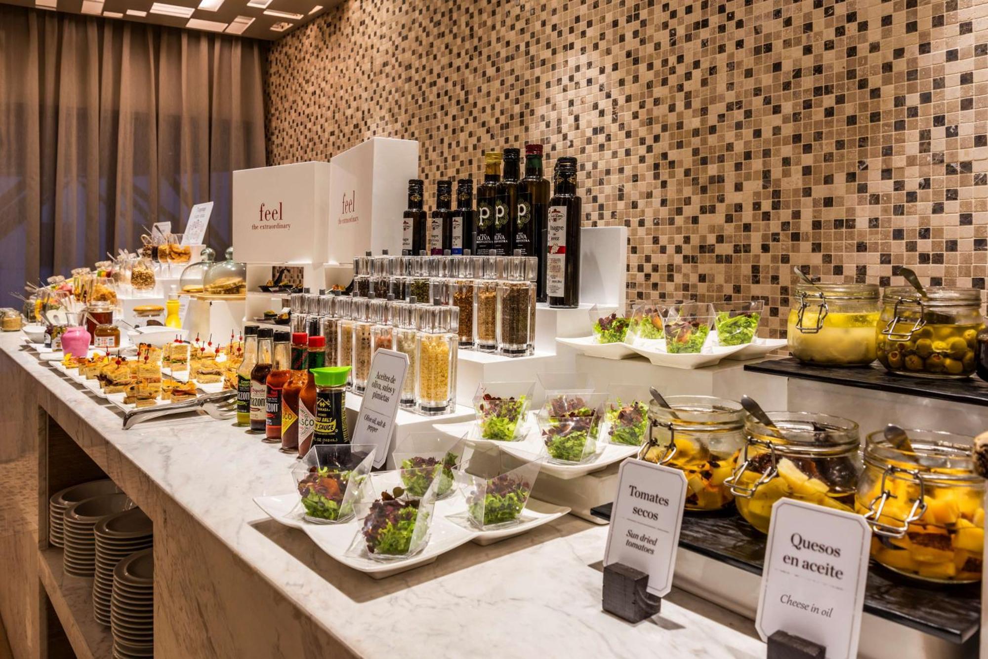 Nh Collection Bogota Wtc Royal Bogotá Exterior foto A buffet at a hotel