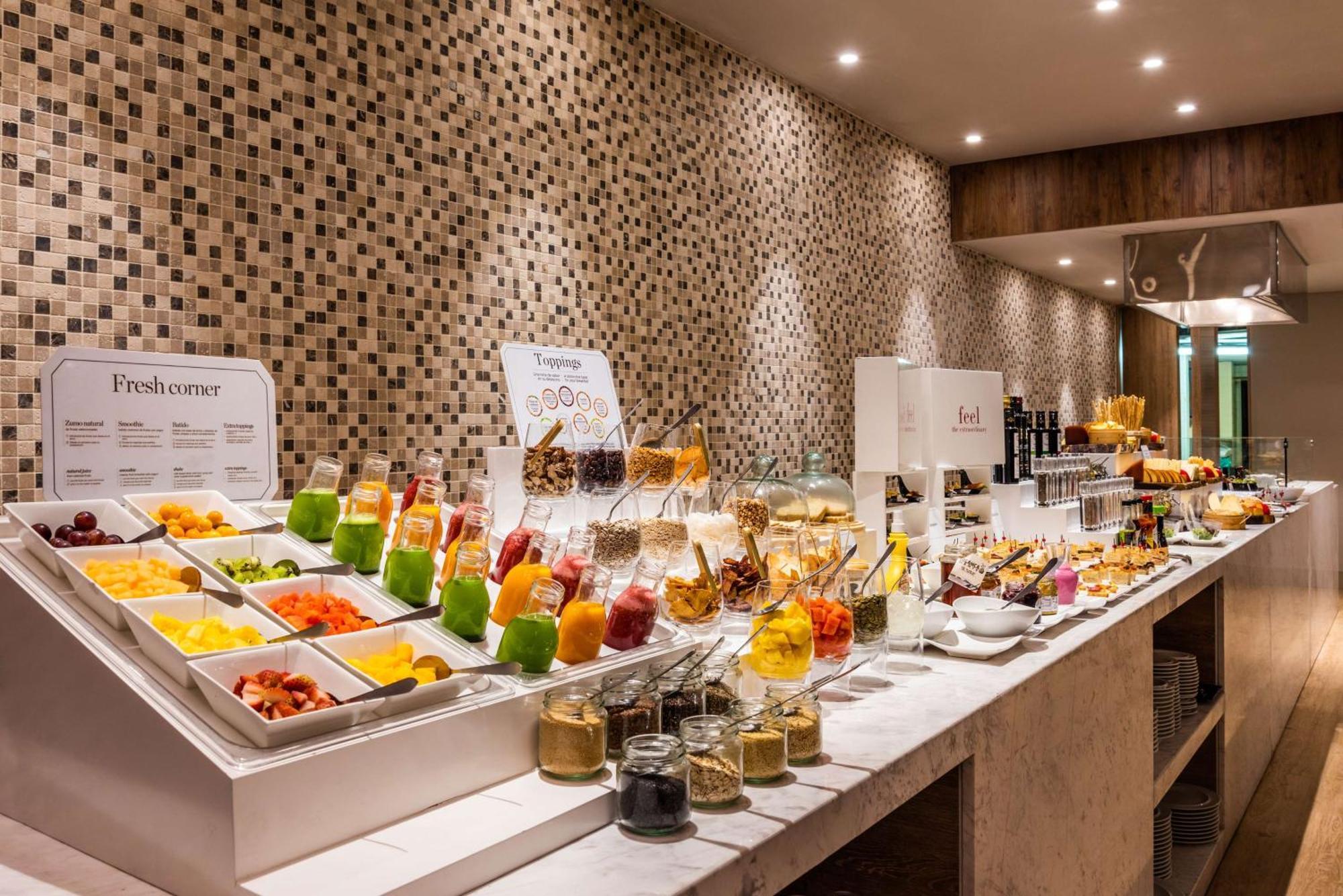 Nh Collection Bogota Wtc Royal Bogotá Exterior foto A breakfast buffet at a hotel